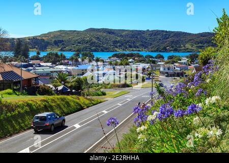 The road into Raglan, a small seaside town in New Zealand and a popular summer destination for surfers and holidaymakers Stock Photo