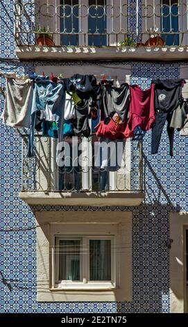 Laundry drying at azulejo decorated house on Travessa do Paraiso, near National Pantheon (Panteao Nacional), Alfama neighborhood, Lisbon, Portugal Stock Photo