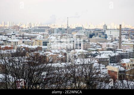 Non Exclusive: KYIV, UKRAINE - JANUARY 15, 2021 - The snow-drifted roofs of the Podil neighbourhood are pictured in winter, Kyiv, capital of Ukraine. Stock Photo