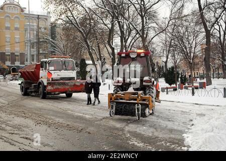 Non Exclusive: KYIV, UKRAINE - JANUARY 15, 2021 - Snow removal vehicles are seen on a street in Kyiv, capital of Ukraine. Stock Photo