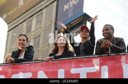 L-R: Dr. Oz, Jessica Alba, Lilly Tartikoff, Halle Berry, Trey Songz attends the 13th Annual EIF Revlon Run/Walk For Women, held in Times Square in New York City, NY, USA, on May 1, 2010. Photo by Graylock/ABACAPRESS.COM (Pictured: Dr. Oz, Jessica Alba, Lilly Tartikoff, Halle Berry, Trey Songz) Stock Photo