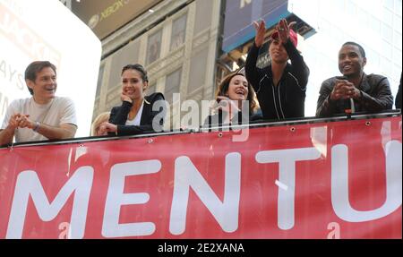 L-R: Dr. Oz, Jessica Alba, Lilly Tartikoff, Halle Berry, Trey Songz attends the 13th Annual EIF Revlon Run/Walk For Women, held in Times Square in New York City, NY, USA, on May 1, 2010. Photo by Graylock/ABACAPRESS.COM (Pictured: Dr. Oz, Jessica Alba, Lilly Tartikoff, Halle Berry, Trey Songz) Stock Photo