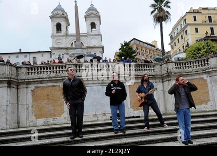 Actors of the movie 'Robin Hood' Russell Crowe (2nd L), Kevin Durand (L), Scott Grimes and Alan Doyle (R) play rock'n roll during an impromptu performance in Rome's Trinita' dei Monti steps (Spanish Steps), Italy on May 15, 2010. Crowe arrived in Rome a decade after starring in the title role of the movie 'Gladiator'. He is fresh off the Cannes film festival where he presented his new movie 'Robin Hood,' directed by Ridley Scott. Photo by Eric Vandeville/ABACAPRESS.COM Stock Photo