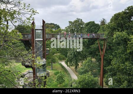 People walking on the Treetop Walkway at Royal Botanic Gardens, Kew Gardens, London, England, UK.  Architects: Marks Barfield Stock Photo