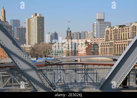 Looking down the Wusong river from the Waibaidu bridge in Shanghai, the bund to the left and the classic Pudong skyline behind. Stock Photo