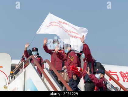 (210116) -- BEIJING, Jan. 16, 2021 (Xinhua) -- Members of a Chinese medical team assisting the Myanmar government's efforts in fight against COVID-19 board the plane before departure at the Kunming Changshui International Airport in Kunming, southwest China's Yunnan Province, April 8, 2020. TO GO WITH XINHUA HEADLINES OF JAN. 16, 2021 (Photo by Chen Xinbo/Xinhua) Stock Photo
