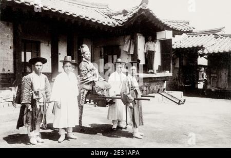 Vintage early 20th century photograph - Korea: high status man in carrying chair. Stock Photo