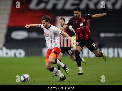 Luton Town's Tom Lockyer (left) and AFC Bournemouth's Dominic Solanke battle for the ball during the Sky Bet Championship match at the Vitality Stadium, Bournemouth. Stock Photo