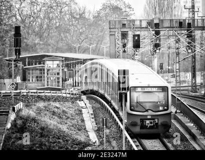 Berlin, Germany. 26th Jan, 2020. An S-Bahn of the line S3 Erkner runs near the station Ostkreuz in the direction of the S-Bahn station Rummelsburg. Credit: Soeren Stache/dpa-Zentralbild/ZB/dpa/Alamy Live News Stock Photo