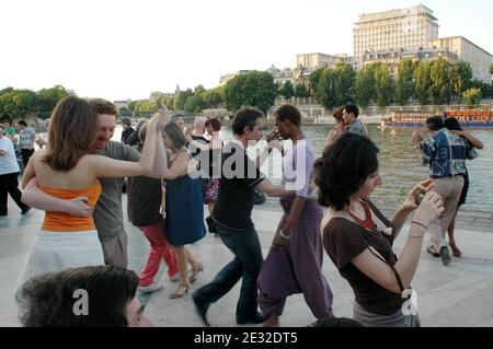 Dancers perform Argentine tango during a dance evening on the left bank of the river Seine at the Quai Saint-Bernard in Paris, France on July 4, 2010. The dance evenings were created by the association 'Paris Danses En Seine', and have been in place for the last 10 years. Photo by Alain Apaydin/ABACAPRESS.COM Stock Photo