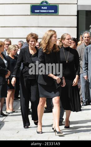 La famille de Bruno Cremer, sa femme Chantal et ses filles Constance et Marie-Clementine arrivent a ses funerailles a l'eglise Saint-Thomas d'Aquin a Paris, France le 13 Aout 2010. Photo by ABACAPRESS.COM Stock Photo