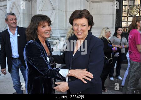 Stephanie Fugain et Roselyne Bachelot lors du lancement de l'operation 'Coeurs de Vies' organise par lÍAssociation Laurette Fugain, lÍAssociation Gregory Lemarchal et la Fondation Greffe de vie, Place de l'Hotel de Ville a Paris, France le 22 Septembre 2010. Photo by Mousse/ABACAPRESS.COM Stock Photo