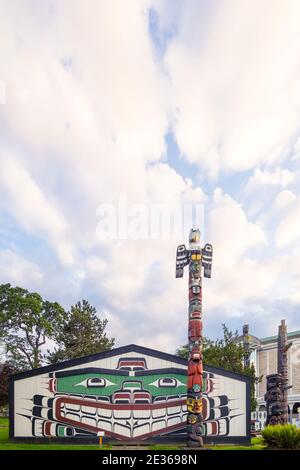 Kwakwaka’wakw Heraldic Pole (pole 20122) in front of Wawadit'la (Mungo Martin House), Thunderbird Park, Royal BC Museum, Victoria, British Columbia. Stock Photo