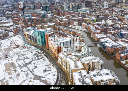 Aerial photo of the area in the Leeds City Centre known as Brewery Wharf showing snow covered apartment buildings along side the Leeds and Liverpool c Stock Photo