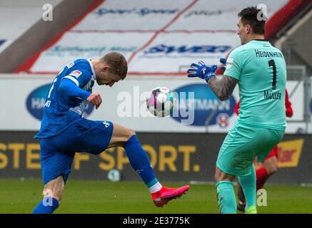 Heidenheim, Germany. 17th Jan, 2021. Football: 2. Bundesliga, 1. FC Heidenheim - Darmstadt 98, Matchday 16 at Voith-Arena. Heidenheim's goalkeeper Kevin Müller (r) saves from Darmstadt's Felix Platte. Credit: Stefan Puchner/dpa - IMPORTANT NOTE: In accordance with the regulations of the DFL Deutsche Fußball Liga and/or the DFB Deutscher Fußball-Bund, it is prohibited to use or have used photographs taken in the stadium and/or of the match in the form of sequence pictures and/or video-like photo series./dpa/Alamy Live News