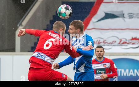 Heidenheim, Germany. 17th Jan, 2021. Football: 2. Bundesliga, 1. FC Heidenheim - Darmstadt 98, Matchday 16 at Voith Arena. Heidenheim's Patrick Mainka (l) and Darmstadt's Felix Platte are in a header duel. Credit: Stefan Puchner/dpa - IMPORTANT NOTE: In accordance with the regulations of the DFL Deutsche Fußball Liga and/or the DFB Deutscher Fußball-Bund, it is prohibited to use or have used photographs taken in the stadium and/or of the match in the form of sequence pictures and/or video-like photo series./dpa/Alamy Live News