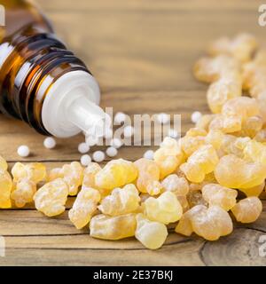 Weihrauch Naturheilmittel und Globuli auf Holz Stock Photo