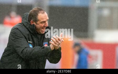 Heidenheim, Germany. 17th Jan, 2021. Football: 2. Bundesliga, 1. FC Heidenheim - Darmstadt 98, Matchday 16 at Voith Arena. Coach Frank Schmidt (Heidenheim) gives instructions on the touchline. Credit: Stefan Puchner/dpa - IMPORTANT NOTE: In accordance with the regulations of the DFL Deutsche Fußball Liga and/or the DFB Deutscher Fußball-Bund, it is prohibited to use or have used photographs taken in the stadium and/or of the match in the form of sequence pictures and/or video-like photo series./dpa/Alamy Live News