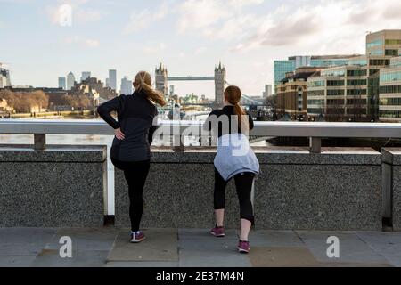 London, UK. 17th Jan, 2021. Joggers stopped by London Bridge during the Covid-19 lockdown in London. Credit: SOPA Images Limited/Alamy Live News Stock Photo