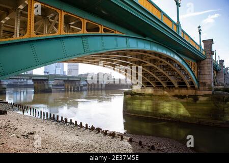 London, UK. 17th Jan, 2021. A view of Southwark Bridge during the Covid-19 lockdown in London. Credit: SOPA Images Limited/Alamy Live News Stock Photo