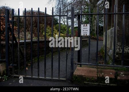 Padlocked gates at the entrance to Castle Park Stock Photo