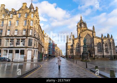 Edinburgh, Scotland, UK. 17 January 2021. On first Sunday after tightening of national lockdown rules in Scotland the streets of the Old town in Edinb Stock Photo