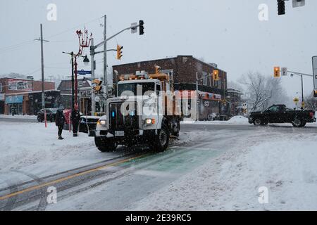 Snowy Ottawa! Scenes from around Ottawa during a fresh dumping of 25cm. City snow plowing truck turns off Bank Street. Ontario, Canada. Stock Photo