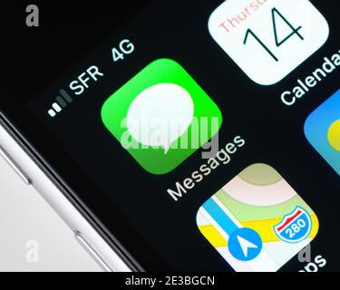 Messages logo icon on mobile phone screen Stock Photo - Alamy