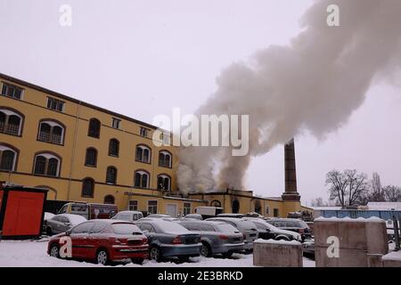 Dresden, Germany. 18th Jan, 2021. The fire brigade extinguishes a fire in a car repair shop in Dresden. According to initial findings, no one was injured in the fire. Credit: Tino Plunert/dpa-Zentralbild/dpa/Alamy Live News Stock Photo