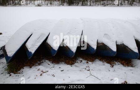 Dresden, Germany. 18th Jan, 2021. Snow-covered rowing boats lie on the shore of Lake Carlola in the Great Garden. Credit: Robert Michael/dpa-Zentralbild/dpa/Alamy Live News Stock Photo