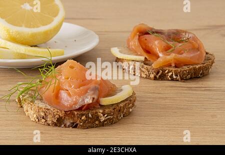 Due Fette Di Pane Rustico Con Salmone Affumicato Con Limone Stock Photo Alamy