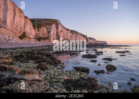 Senneville-sur-Fecamp (northern France): cliffs along the beach, along the “cote d’Albatre” coastal area (Alabaster Coast) Stock Photo