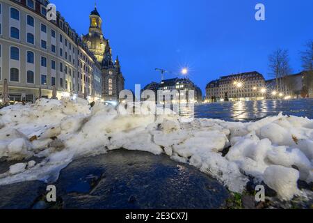 Dresden, Germany. 18th Jan, 2021. A pile of snow lies on the Neumarkt in front of the Frauenkirche in the evening. Credit: Robert Michael/dpa-Zentralbild/dpa/Alamy Live News Stock Photo