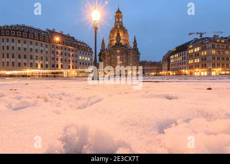 Dresden, Germany. 18th Jan, 2021. Snow lies in the evening on the Neumarkt in front of the Frauenkirche. Credit: Robert Michael/dpa-Zentralbild/dpa/Alamy Live News Stock Photo
