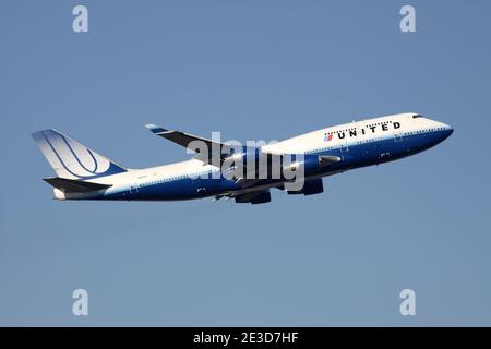 United Airlines Boeing 747-400 with registration N122UA airborne at Frankfurt Airport. Stock Photo