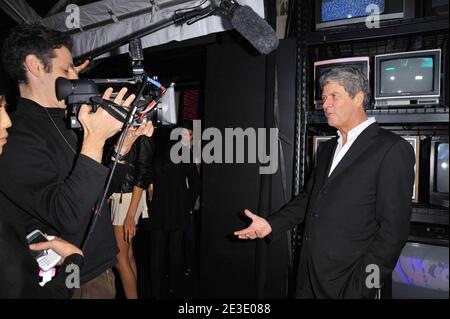 Yves Carcelle, Chairman and CEO of Louis Vuitton, and Chinese actress Gong  Li pose at the newly-opened Louis Vuitton flagship store in Shanghai, China  Stock Photo - Alamy