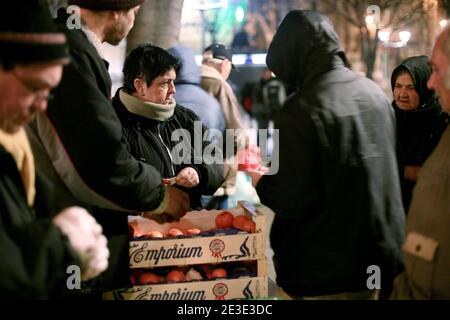 Depuis 15 ans, Jeanine Alasia, plus connue sous le nom de 'Maman Jeanine', sert a diner trois soirs par semaine, sur les trottoirs de la Canebiere a Marseille. Avec un ou deux 'compagnons' elle cuisine chez elle, pour ces accidentes de la vie, des kilos de riz, des litres de potage, qu'elle sert ensuite a des dizaines de SDF. Rencontre avec cette femme de 64 ans, ancienne secretaire medicale, qui 'crevera avec l'esprit de partage', dit-elle. Marseille, France, le 14 Janvier 2009. Photo by Jose Nicolas/ABACAPRESS.COM Stock Photo