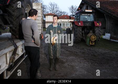 Jean Luc Blanc dans son exploitation situee a Brocas pres de Mont de Marsan dans les Landes, France le 29 Janvier 2009. Il est l'un des principaux sylviculteurs producteurs de pins des Landes et du Sud ouest de la France et possede 400 hectares d 'arbres. La tempete qui a ravage la region lui a detruit pres de la moitie de ses 400 hectares. Comme la plus part des exploitants Landais, il n'etait pas assure et il faudra 10 ans avant que de nouveaux plants commencent a devenir des arbustes. Photo Patrick Bernard/ABACAPRESS.COM Stock Photo