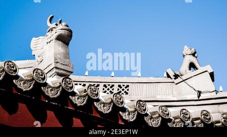 Montreal, Canada - January 5 2021: Delicate Decoration on Chinese style pavillon roof ridge in the Botanical Garden of Montreal Stock Photo