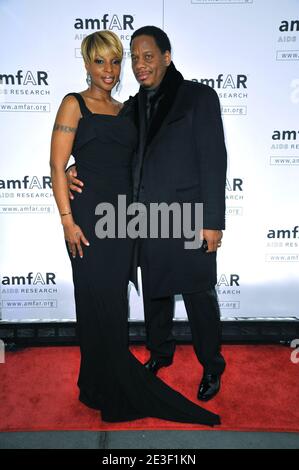 Singer Mary J. Blige and husband Kendu Isaacs arriving at the amfAR New York Gala to kick off Fall 2009 Fashion Week, at Cipriani 42nd Street in New York City, NY, USA on February 12, 2009. Photo by Gregorio Binuya/ABACAPRESS.COM Stock Photo