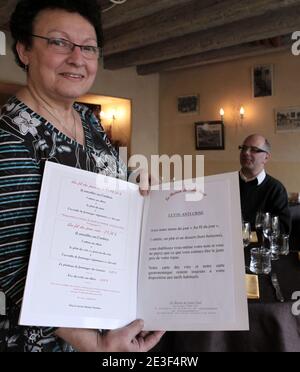 Chantal Madinier, the owner of the restaurant presents the menu of the 'Bistrot de Saint Paul' in Lyon, France February 17, 2009. Anti-crisis fight: at the 'Bistrot de Saint Paul' the customers are invited to pay as little or as much as they think the food and service is worth. Photos by Vincent Dargent/ABACAPRESS.COM Stock Photo