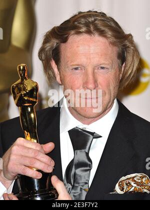 Anthony Dod Mantle with his award for Achievement in Cinematography in the press room of the 81st Academy Awards ceremony, held at the Kodak Theater in Los Angeles, CA, USA on February 22, 2009. Photo by Lionel Hahn/ABACAPRESS.COM (Pictured : Anthony Dod Mantle) Stock Photo