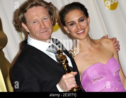 Anthony Dod Mantle with his award for Achievement in Cinematography and Natalie Portman in the press room of the 81st Academy Awards ceremony, held at the Kodak Theater in Los Angeles, CA, USA on February 22, 2009. Photo by Lionel Hahn/ABACAPRESS.COM (Pictured : Anthony Dod Mantle, Natalie Portman) Stock Photo