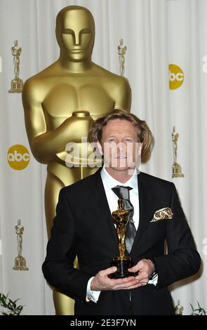 Anthony Dod Mantle with his award for Achievement in Cinematography in the press room of the 81st Academy Awards ceremony, held at the Kodak Theater in Los Angeles, CA, USA on February 22, 2009. Photo by Lionel Hahn/ABACAPRESS.COM (Pictured : Anthony Dod Mantle) Stock Photo
