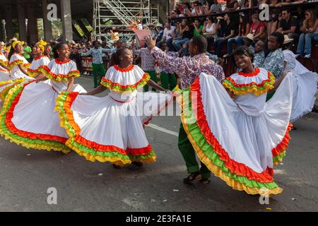 Dancers wearing traditional dress, dancing in the Desfile de Silleteros (Parade of Silleteros) during the Feria De Las Flores, (Festival of the Flower Stock Photo
