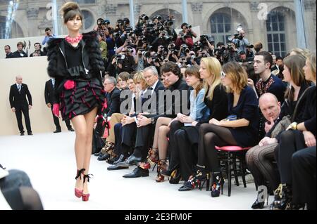 Louis Vuitton Fall / Winter 2009 Women's Runway Show