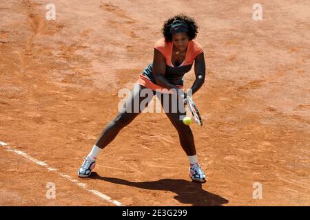 USA's Serena Williams defeats, 6-1, 6-2, Canada's Aleksandra Wozniak in their Fourth round of the of the French Open tennis at the Roland Garros stadium in Paris, France on June 1, 2009. Photo by Henri Szwarc/ABACAPRESS.COM Stock Photo