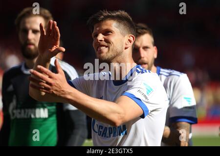 Ingolstadt, Deutschland. 20th May, 2017. firo: 20.05.2017 football, season 2016/2017 1st Bundesliga: FC Ingolstadt - FC Schalke 04, 1: 1, final jubilation, Klaas Jan HUNTELAAR, FC Schalke 04, whole figure, gesture, facial expressions, | usage worldwide Credit: dpa/Alamy Live News Stock Photo