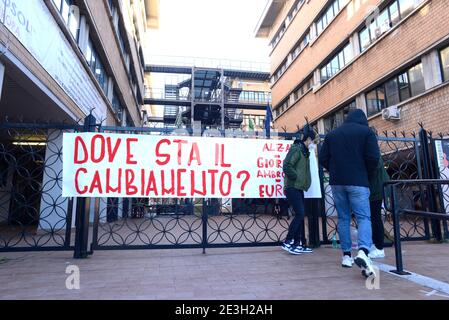 Roma, lunedì 18 gennaio 2021, riapertura in presenza delle scuole medie superiori, ma senza studenti che si rifiutano di entrare in scuole non allineate e sicure al contrasto della pandemia da Covid 19. Stock Photo