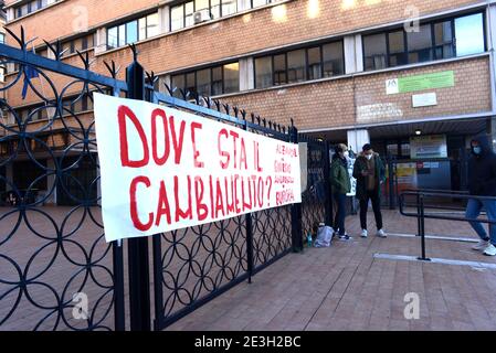 Roma, lunedì 18 gennaio 2021, riapertura in presenza delle scuole medie superiori, ma senza studenti che si rifiutano di entrare in scuole non allineate e sicure al contrasto della pandemia da Covid 19. Stock Photo